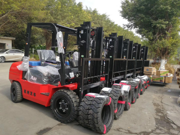 叉車(chē)?yán)系每?？不同階段的叉車(chē)保養(yǎng)你要注意！