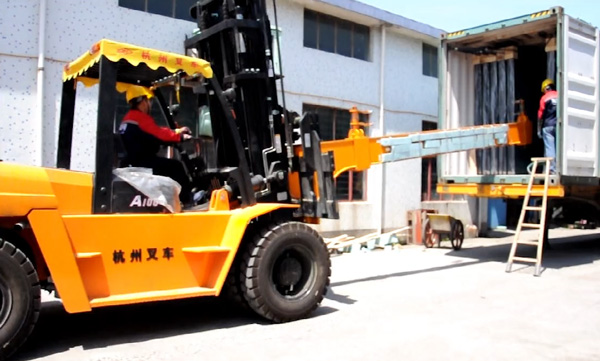 杭州叉車(chē)|玻璃行業(yè)，叉車(chē)串桿屬具卸貨實(shí)拍案例