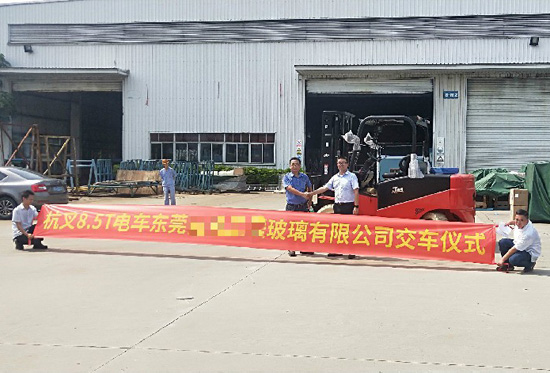 叉車(chē)搬運(yùn)玻璃？要輕拿輕放！
